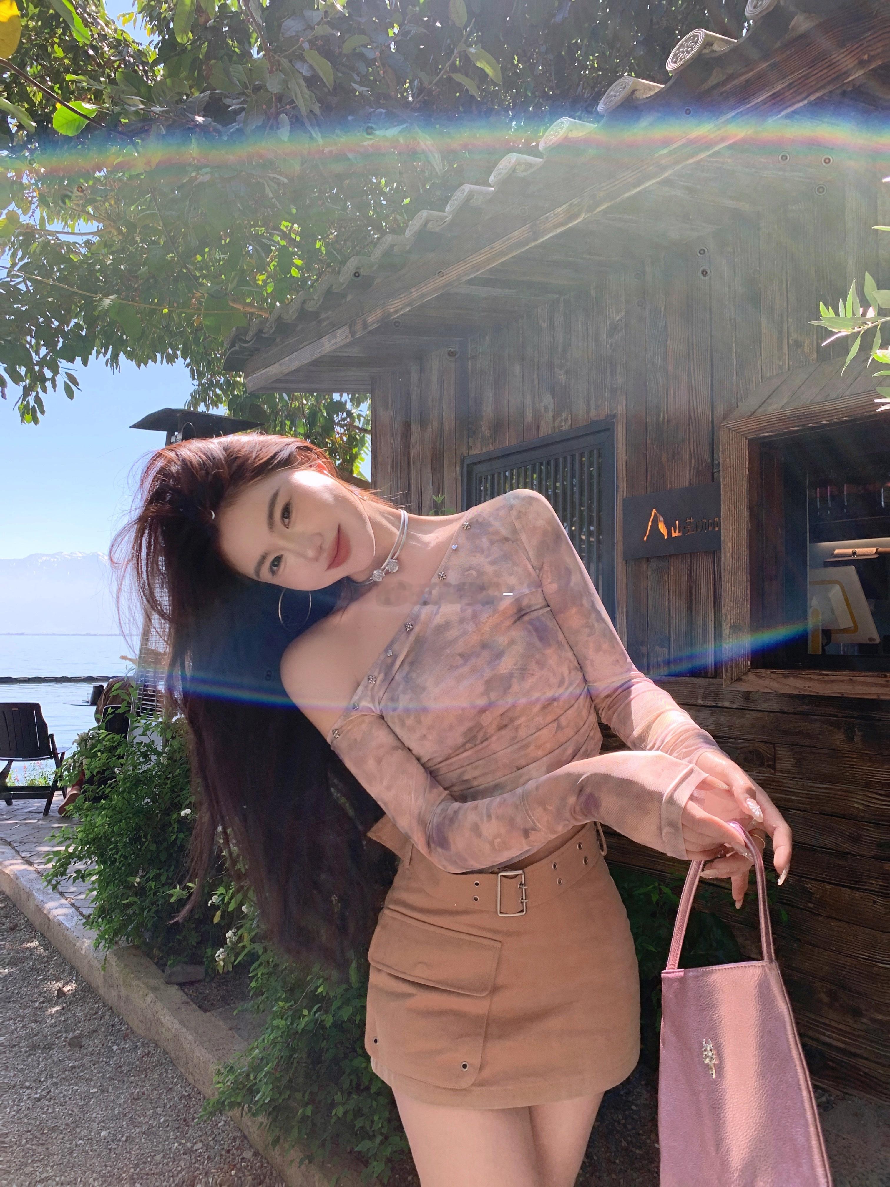 绚烂春夏 正当时 油画感的繁花晕染 真的直击我新房🫀 吊带&小tee 一式两版