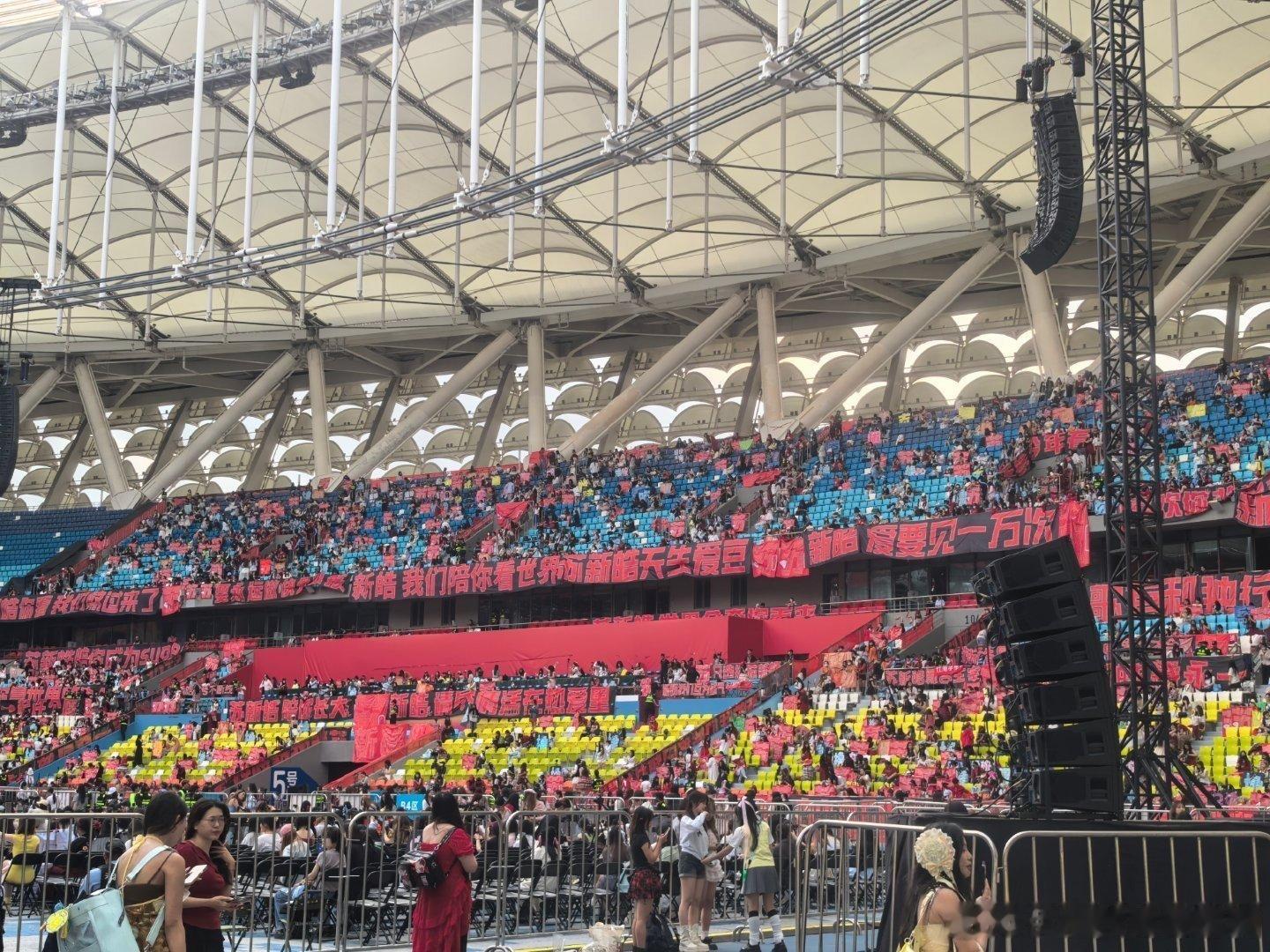 粉丝全场大喊苏新皓C位 现场氛围太燃了！粉丝齐声高喊苏新皓C位，气势直接拉满！舞