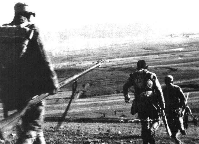 1942年，冀中一个只剩下刺刀的八路军营长，在被围的破庙里烧掉了。
 
这不是杜