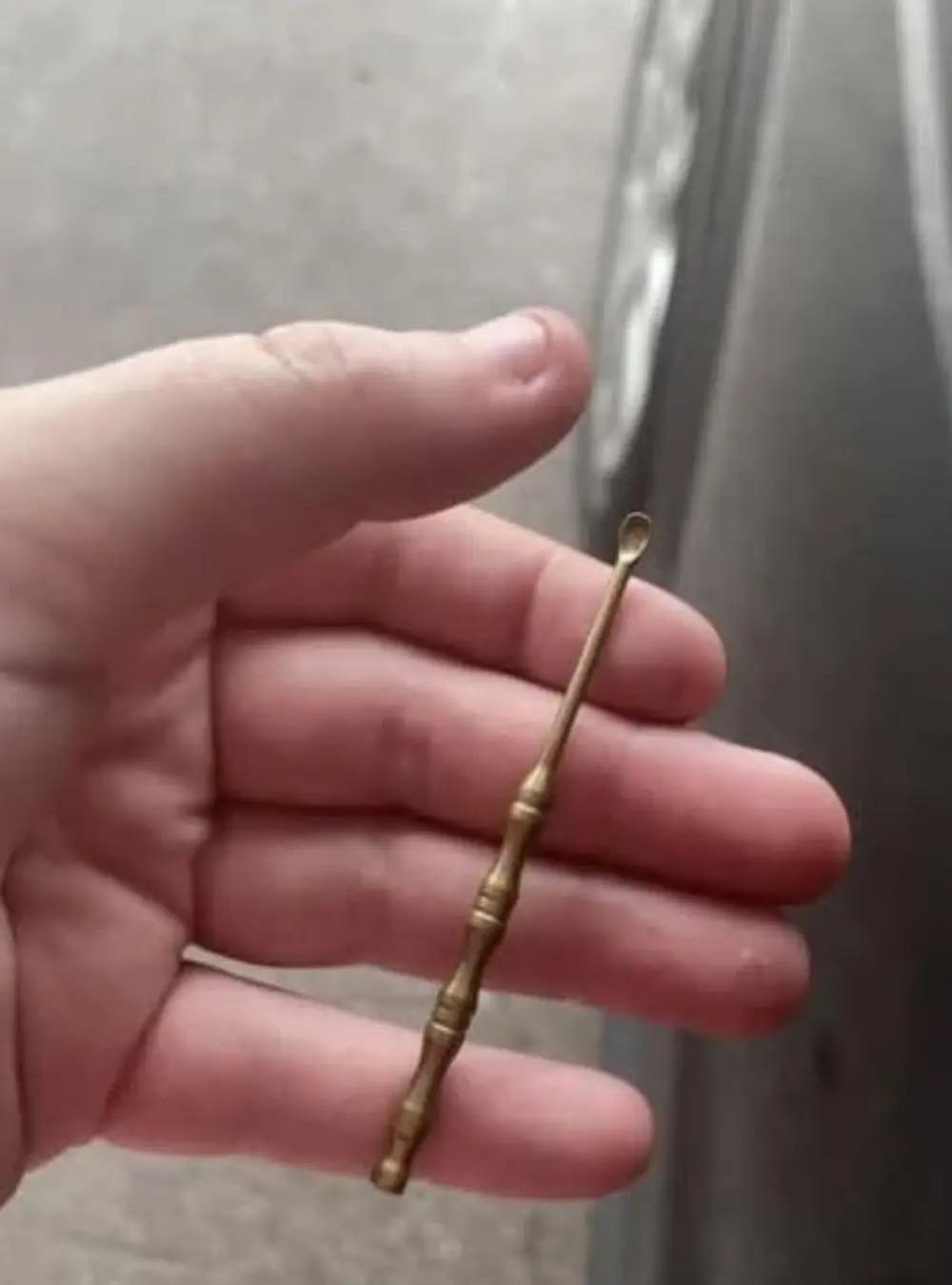 国外网站网站上，有人讲在自己祖辈的老家具的抽屉中找到了一件明显具有“年代感”的“