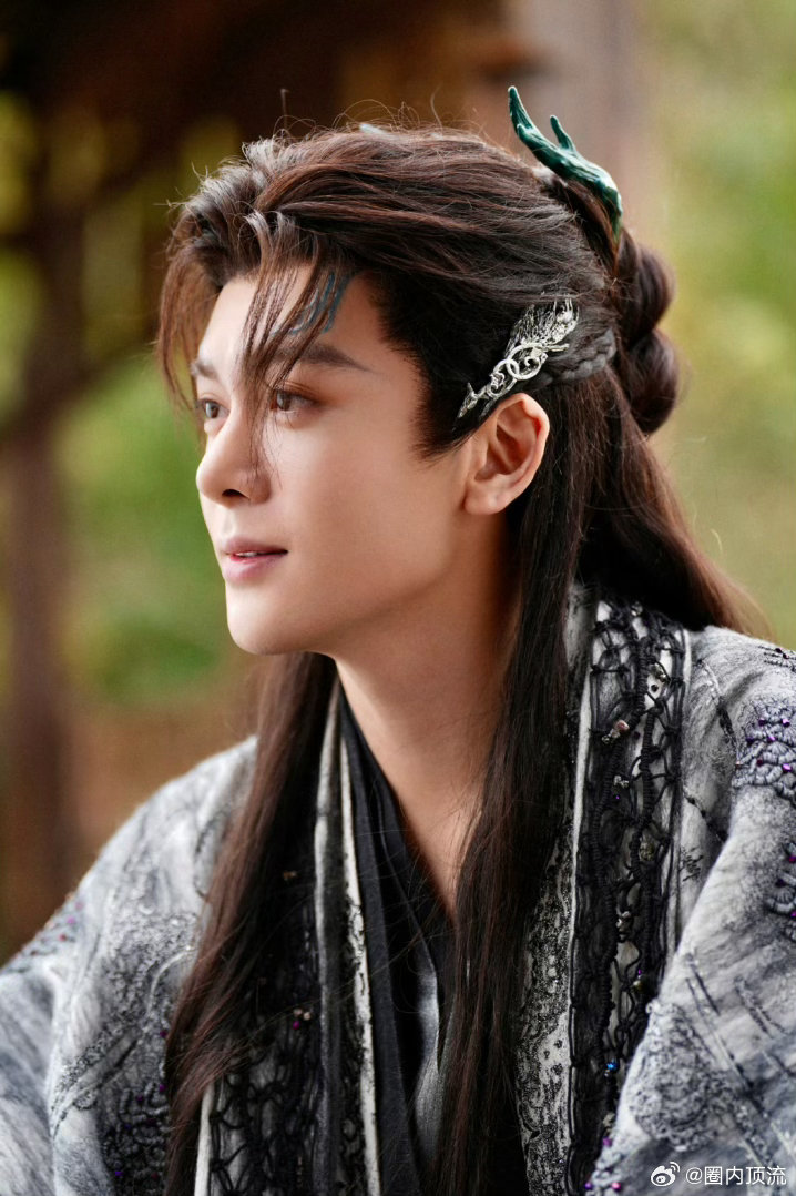 曾舜晞惊鸿一面手势舞曾舜晞形体课成果形体课成果肉眼可见，动作流畅身段好看，自带清