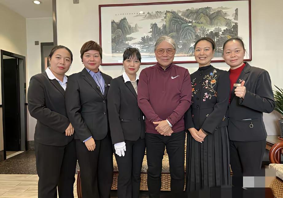 这两天霍英东的儿子霍震霆回佛山三水区参加体育活动，顺便拜访他祖先的祠堂。对他的家