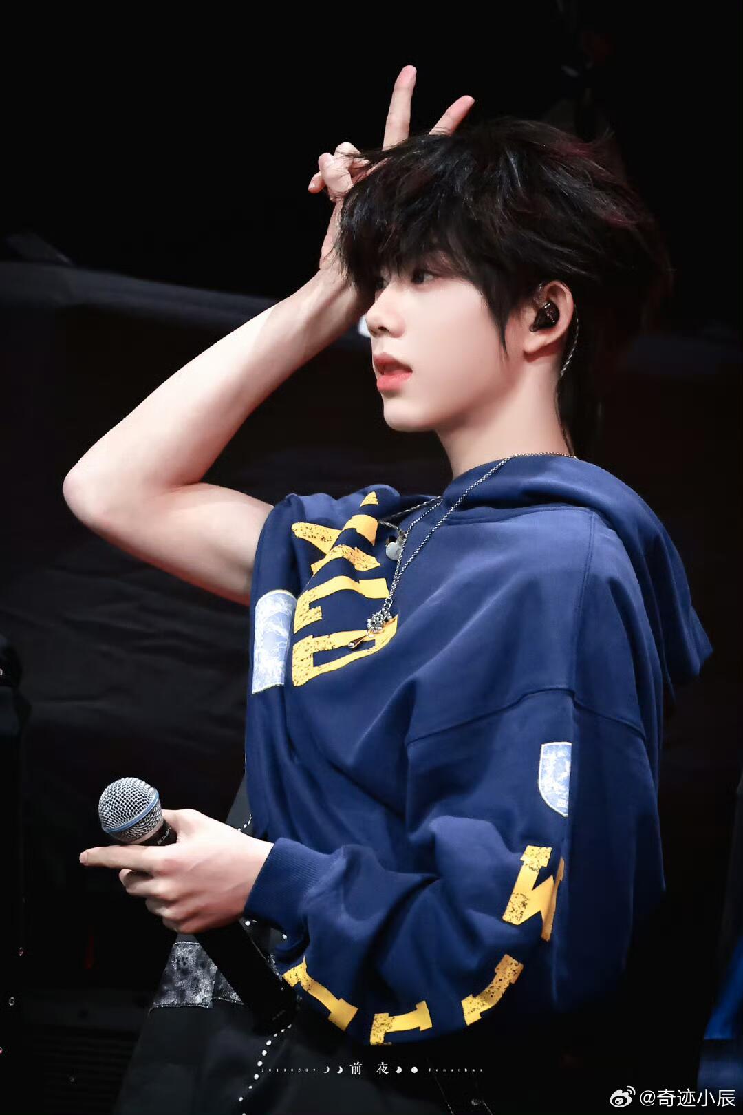 陈奕恒好长一条人陈奕恒陈奕恒上班路透“好长一条人”，身材比例绝到离谱，这优越身形