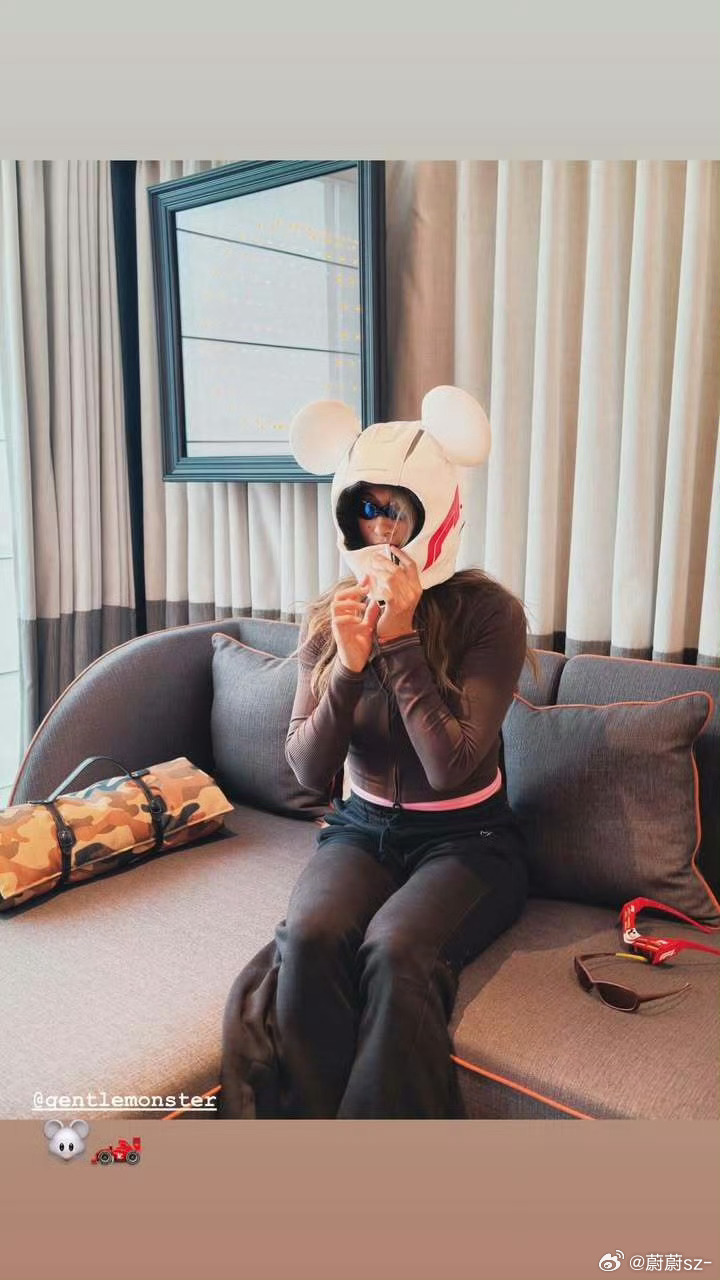 文文社媒：🐭🏎️F1乐扣同款联名头盔好可爱～郑钦文的郑在进行时为郑钦文加油