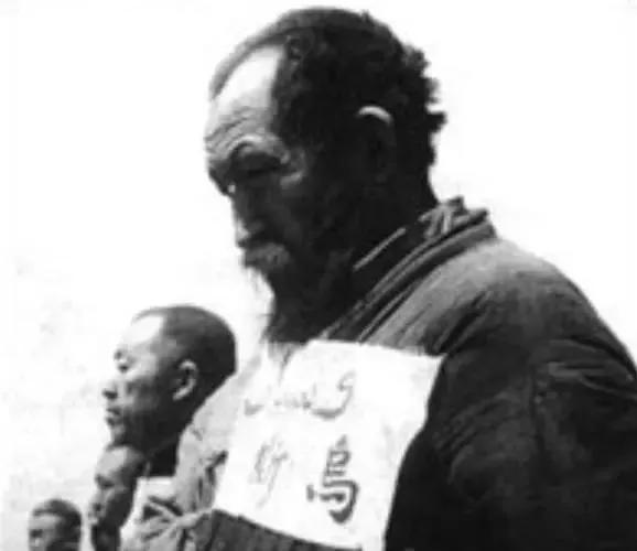 [微风]1950年，解放军副师长赴前线侦察，不料途中被土匪乌斯满伏击身亡，王震大