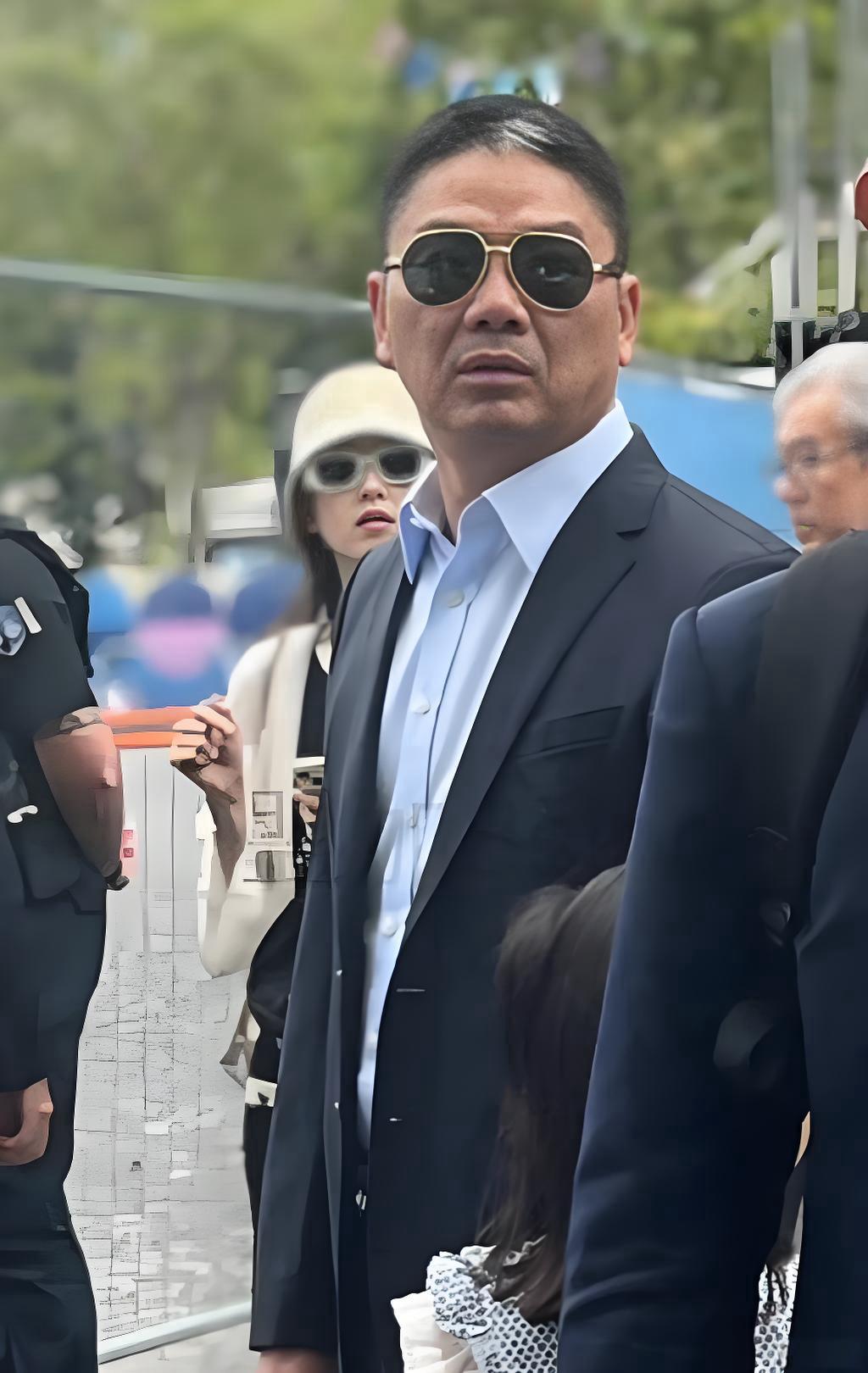 京东放话：未来5年投220亿建“小哥之家”！
刚刚！京东黑板报公布了一则消息 ，