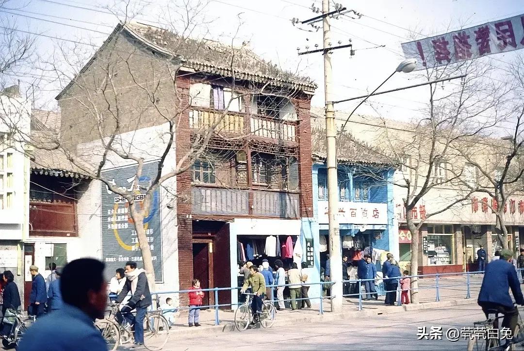 80年代西安城的一角，你知道这是什么地方吗？
答案:  西大街。左边是灯塔照相馆