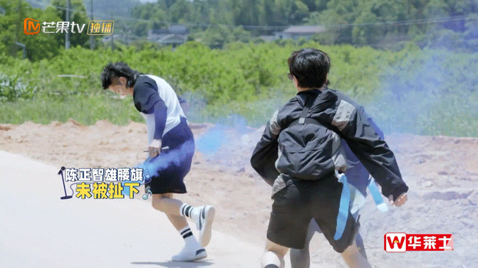 #王栎鑫 我都看见了你别骗我#看到这一幕的时候也是感受到了很强的综艺感！#快乐老