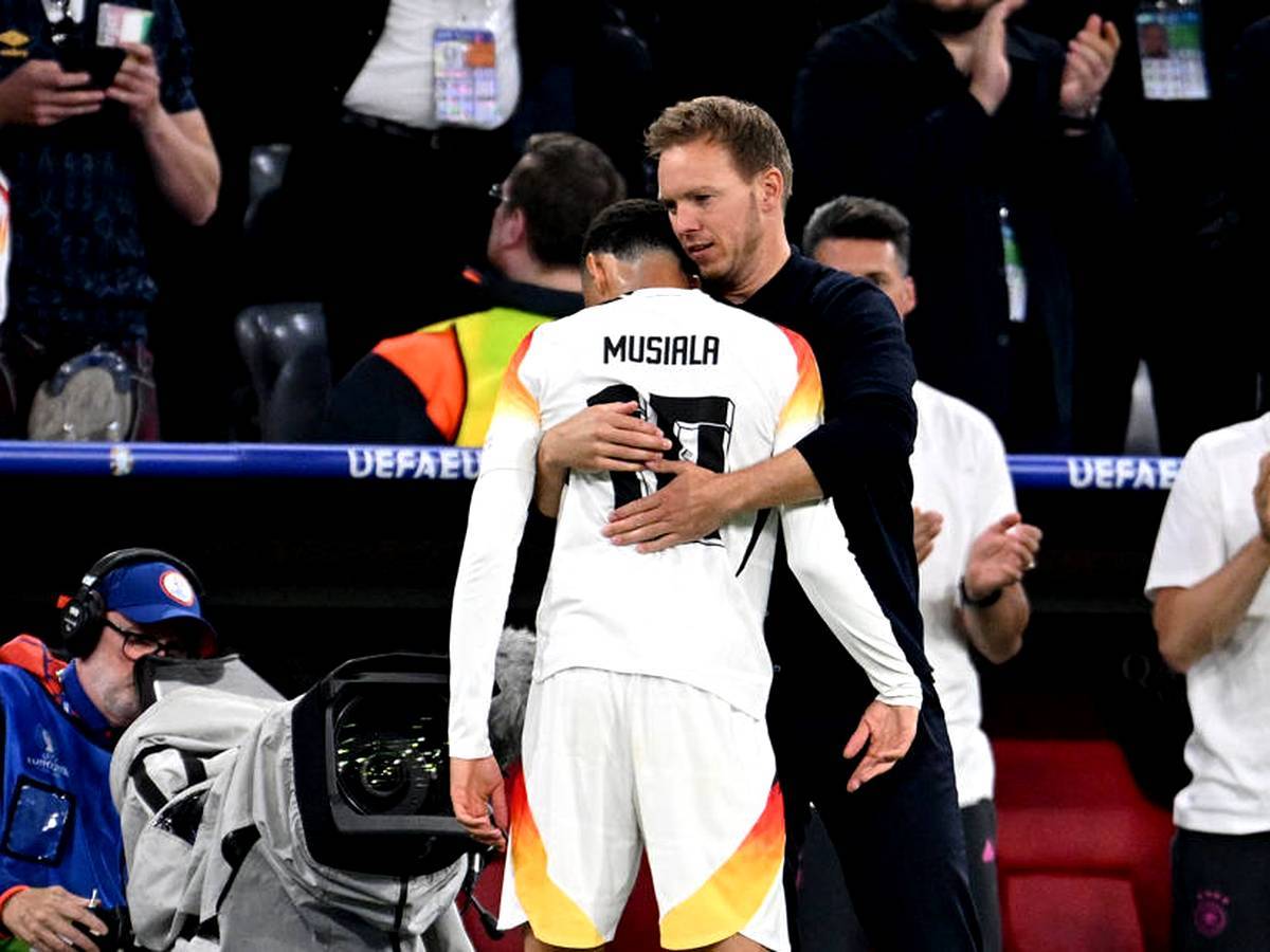 问：穆夏拉在世界杯上保持最佳状态有多大信心？纳格尔斯曼：“我对他寄予厚望。但我不