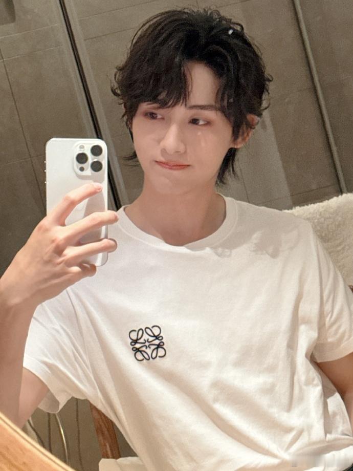 #威神V生日自拍照##威神V今天是生日快乐#威神 V 的生日自拍照展现出他的成熟