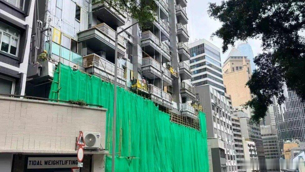 凤凰新闻【香港楼市火了：有人赶早班飞机专门去买房，有人3天定下过亿豪宅】在全国楼