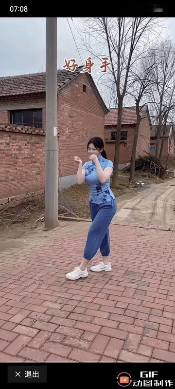 地面太硬，看的都让人心疼。
瘦子干不了这活，跨一字马的时候，虽然有些吃力，但还是