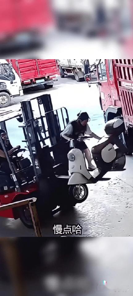 美女，这电动车
非要这么装吗？
太危险了