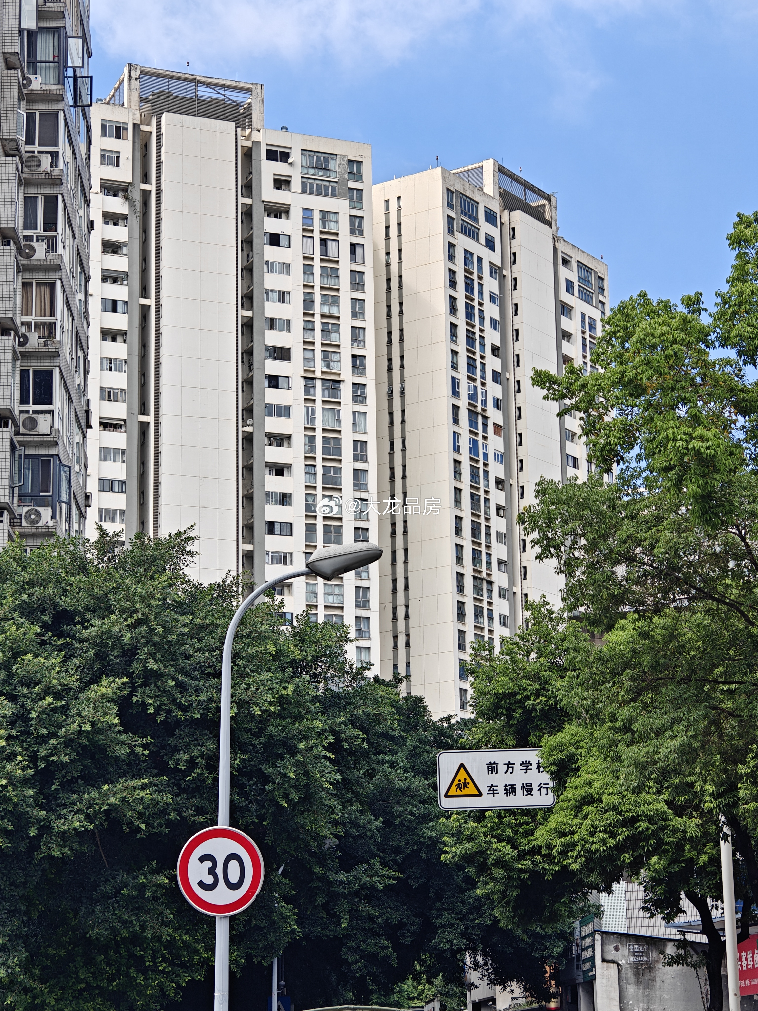 抬头一望，又见到它。楼市第一线成都楼市 ​​​