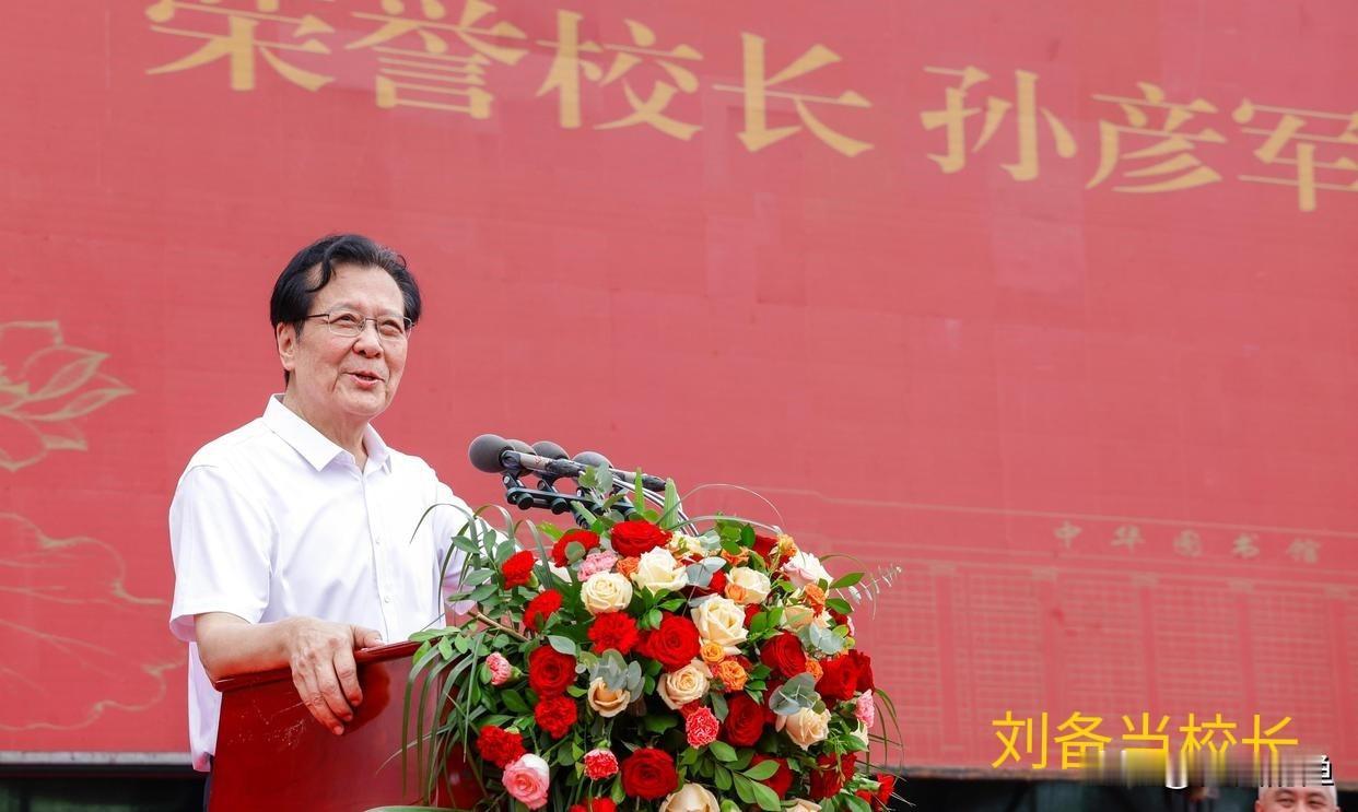 好家伙，‘刘皇叔’真带着他的仁义厚穿越了！孙彦军从三国片场直奔东莞当校长——这不