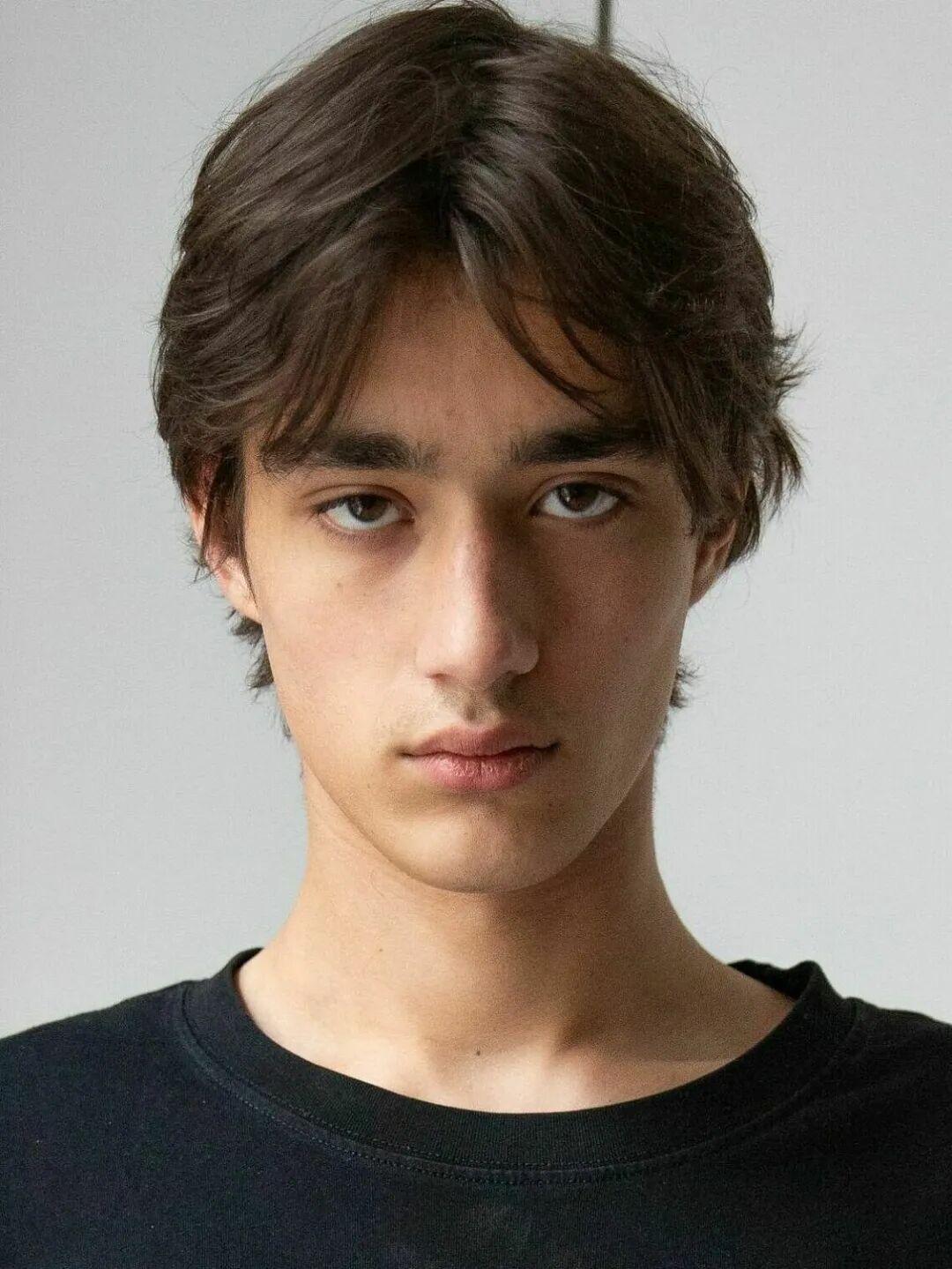 Raphaël Chatelain 是一位法国新兴时尚男模，目前签约巴黎知名模特