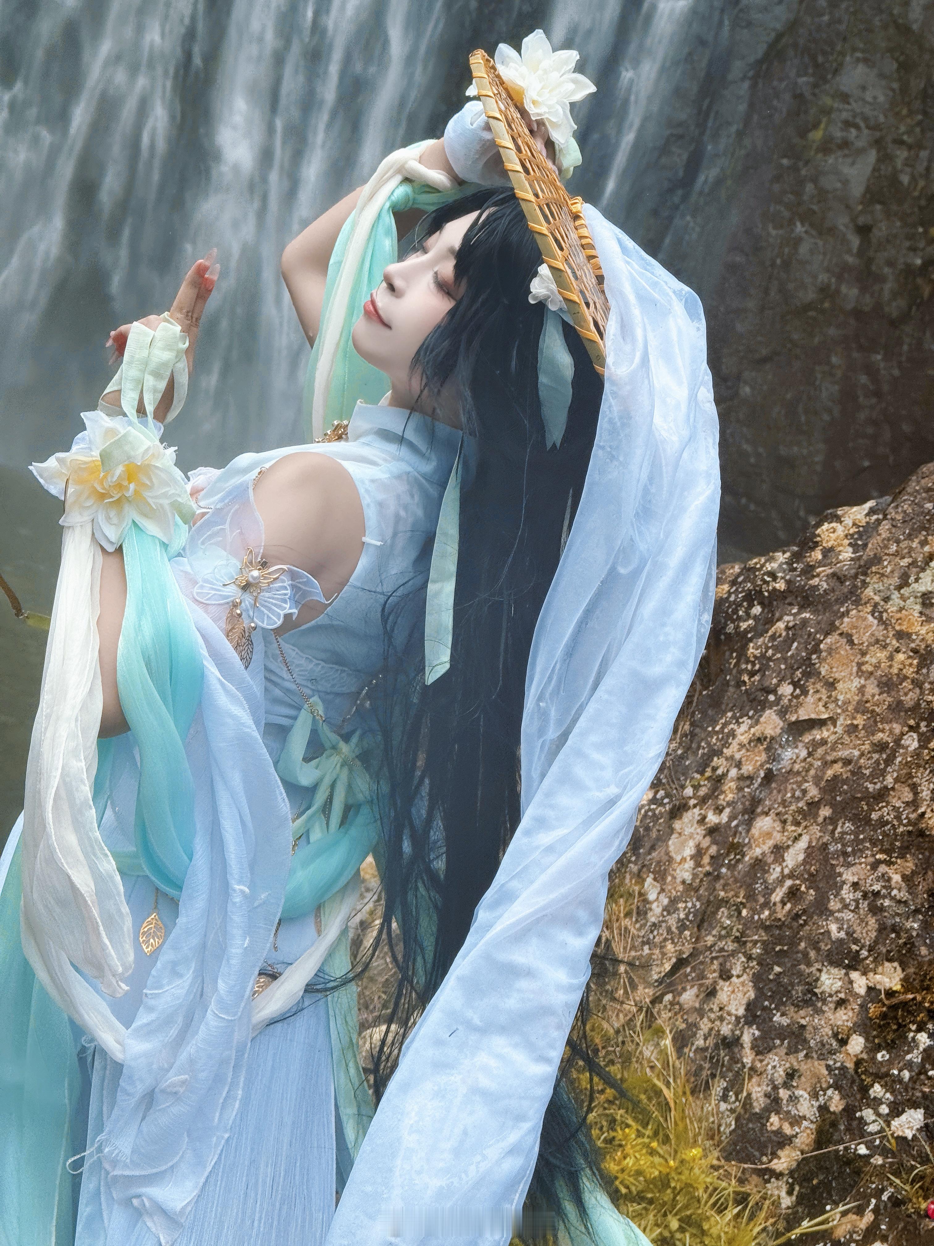 #逆水寒手游[超话]##素问# 绝美素问宝宝图片先行版！瀑布真的太好拍了（也太狼