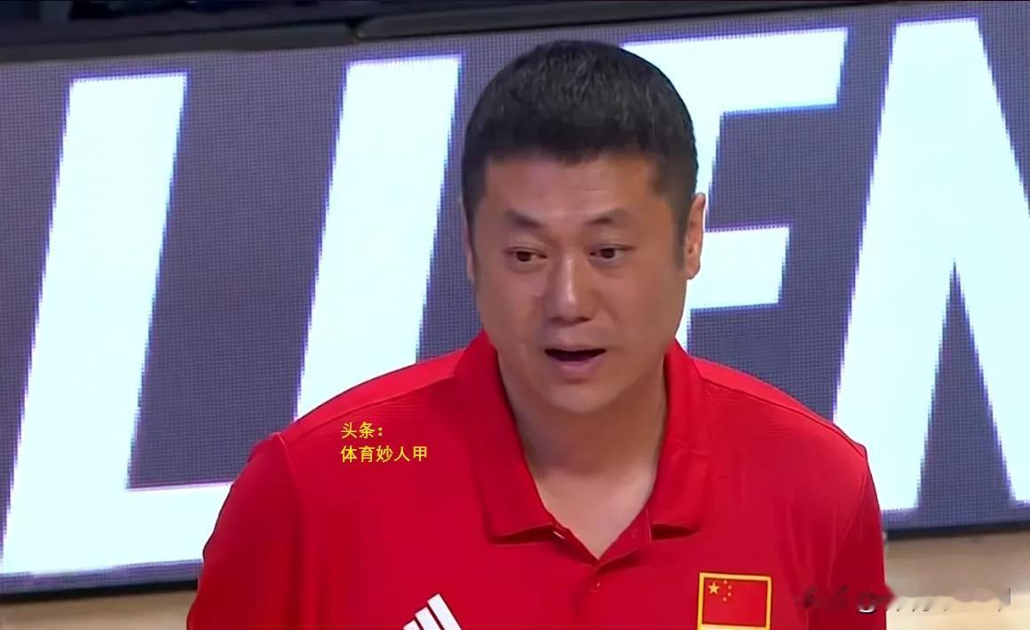 从1-2到3-2！中国女排逆转击败了多米尼加女排，赵勇在场边蹦蹦跳跳庆祝。全队乐