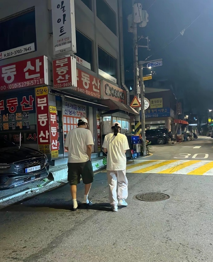 网友偶遇李到晛、林智妍合体逛街 ，感情好稳定 