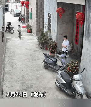 小女孩骑着自行车经过男子身边时，突然扭头对着男子喊了一声“帅哥！”
此时此刻，男