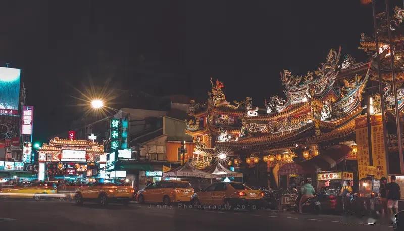 一提到台湾，那画面就像幻灯片一样在脑海里闪现。自然会想到日月潭，湖水清澈，群山环