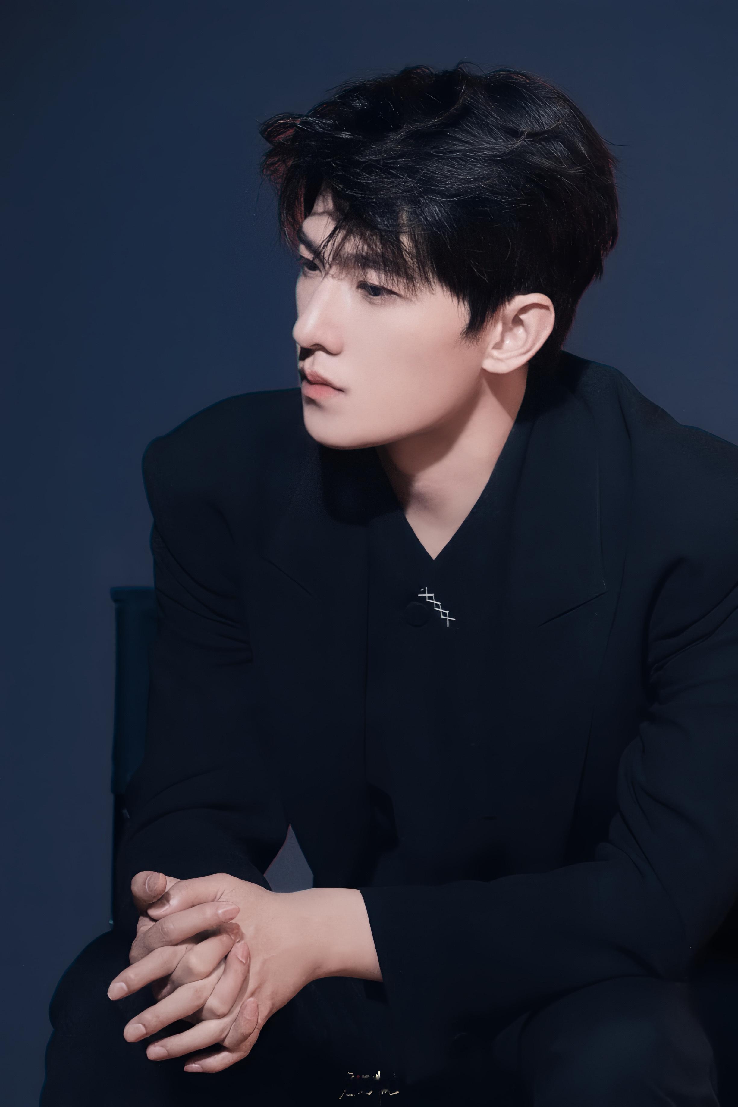 娇兰｜调修📷果然高级的脸换成什么色调都是美的。---------杨洋 美术课本