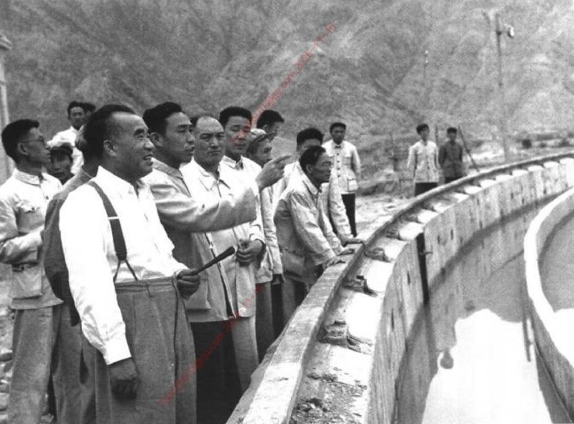1958年7月，朱德在兰州视察新建的自来水厂。
