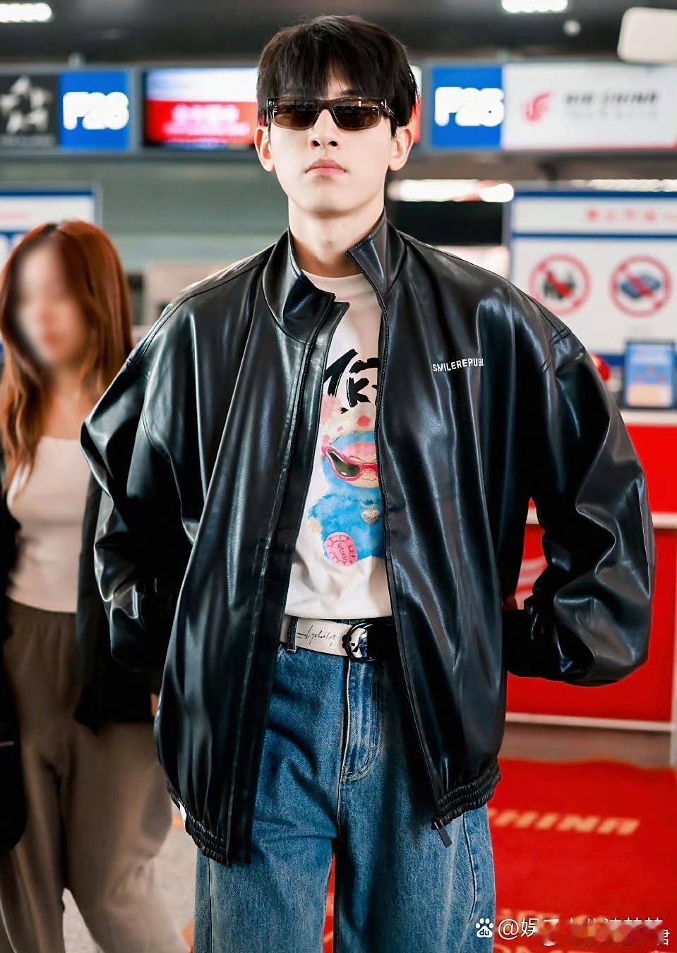 辛云来今日机场皮衣造型帅出新高度￼一身黑色皮衣勾勒出完美身形，简约又不失霸气，走