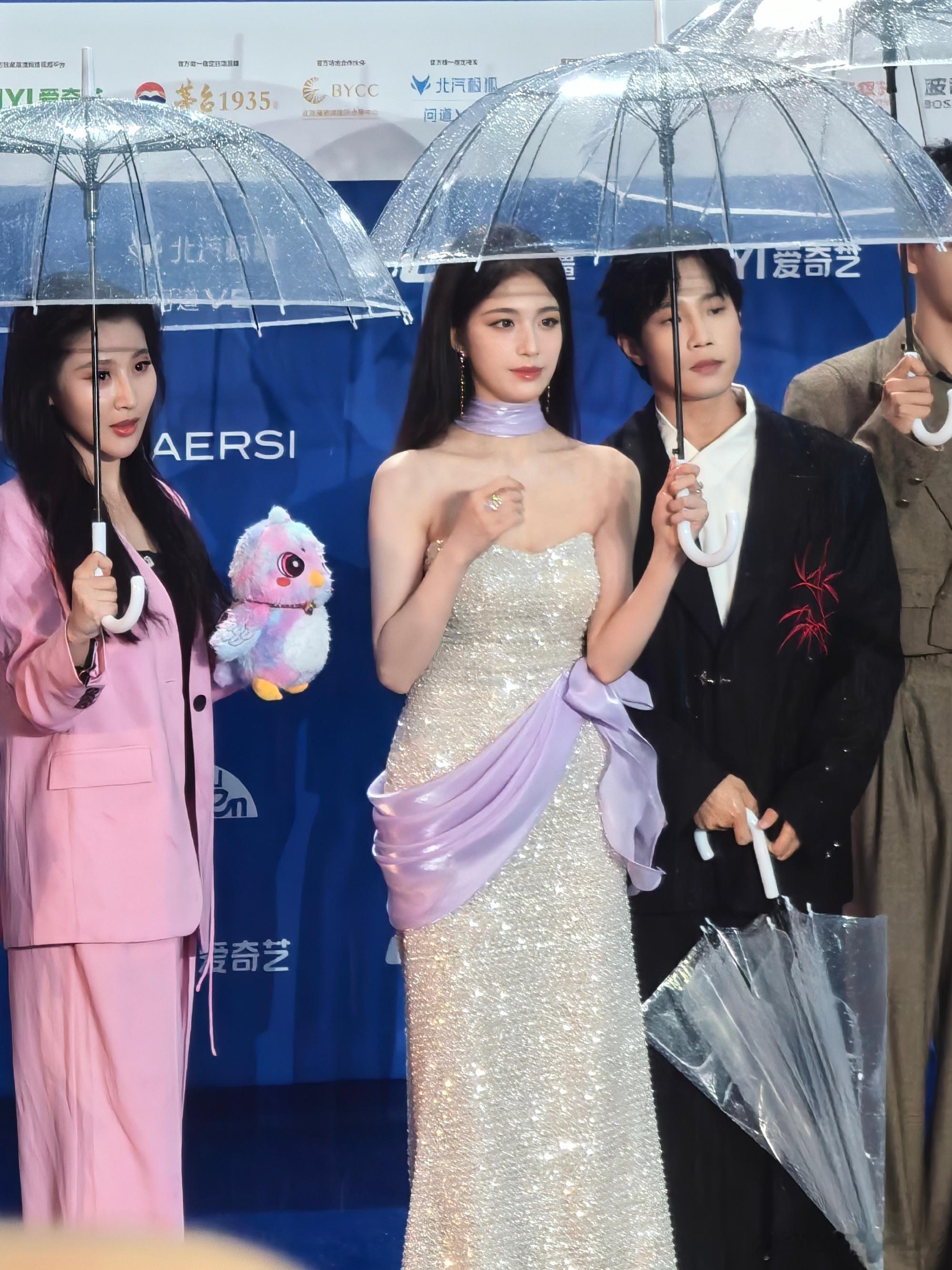 钟丽丽红毯被淋了 钟丽丽就算下雨伞挤不下也不慌，雨中浅笑好有教养，就这样从容不迫