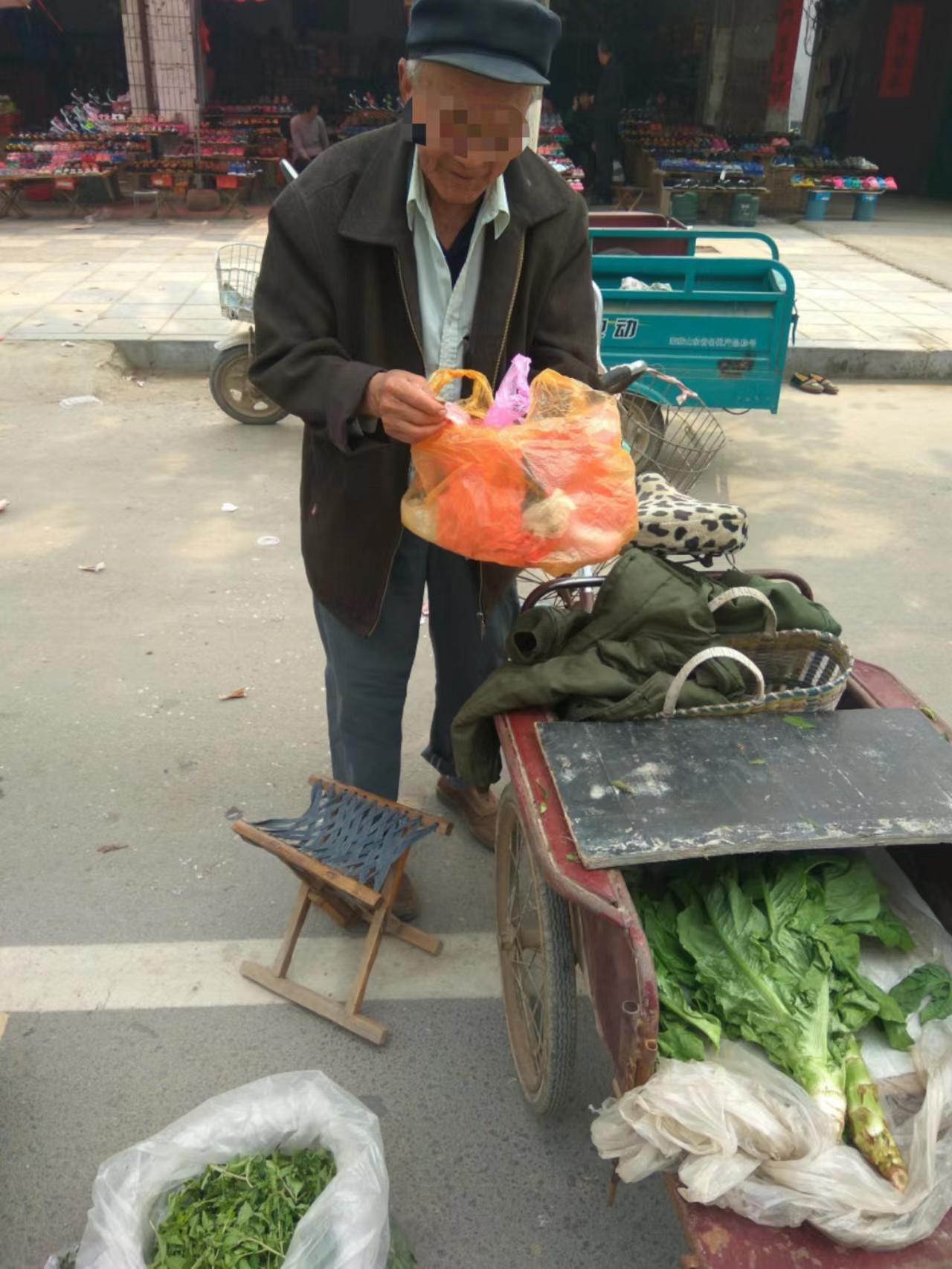 “还有天理吗！”广州，一大爷为了赚点养老钱，到批发市场购买了一批蔬菜，在小区门口