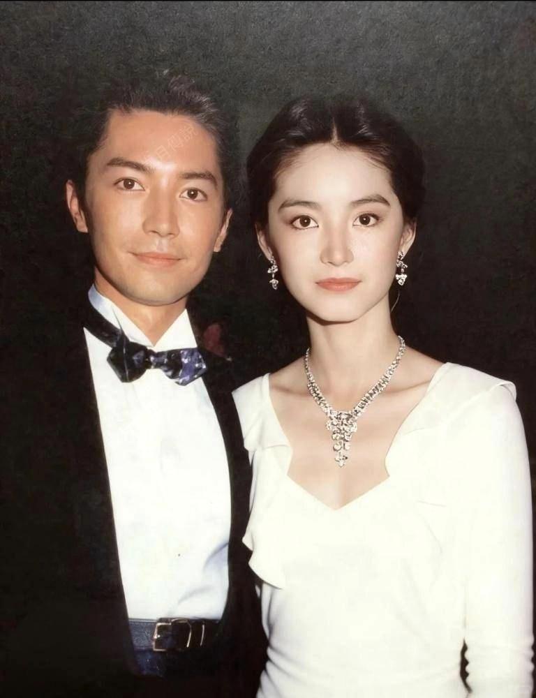 琼瑶说：“从没有遇到过第二个可以与青霞媲美的女子‌，她的美世无其二。”导演徐克、