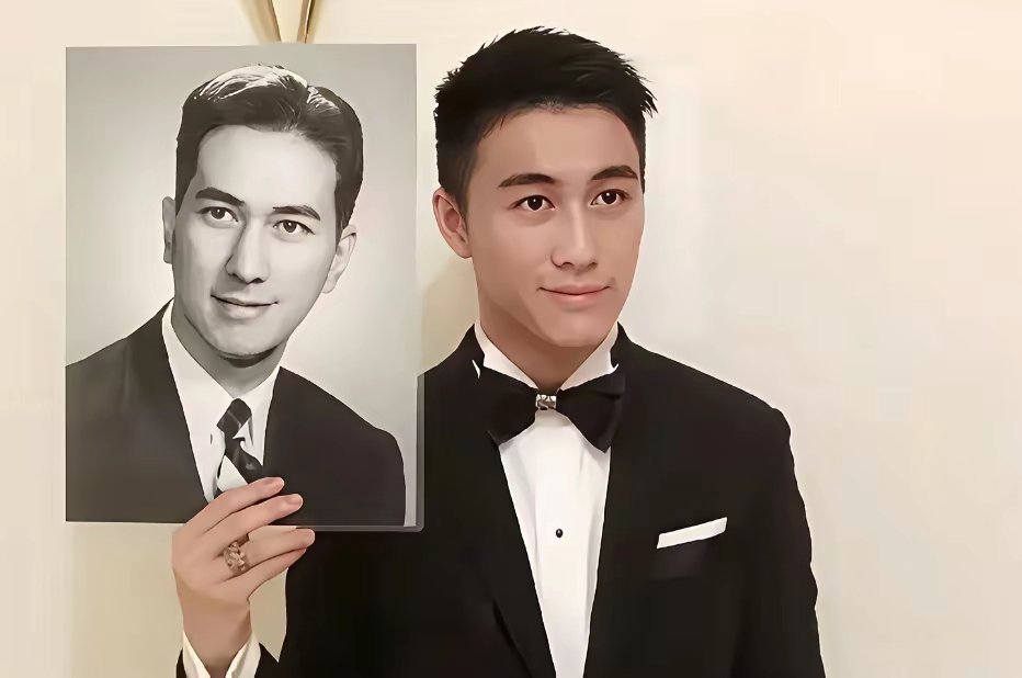 何猷君与父亲赌王何鸿燊照片的一张留影，与父亲年轻时有几分神似 