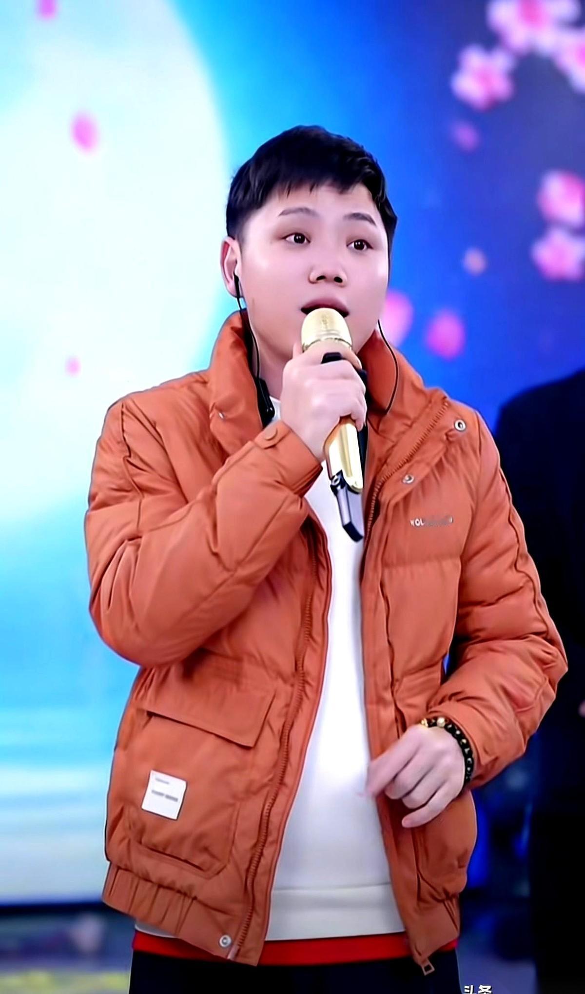 “你卖这个米，我抽五个点。”
就这一句话，什么“情怀大姐”的滤镜，稀里哗啦碎了一