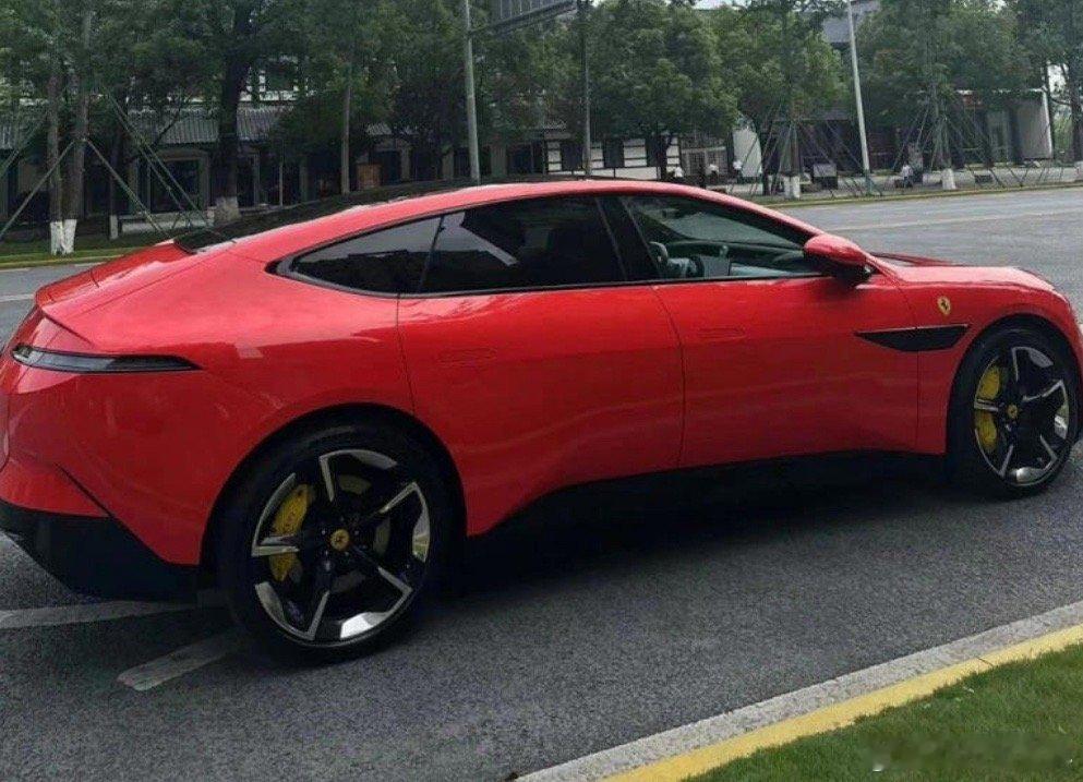 如果只看图一，即便是加上图二，似乎都没毛病，确实哪哪都像是法拉利的赶脚，不过图三