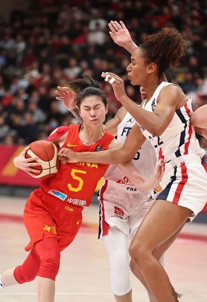 女篮大短板：后卫线！
李缘： 身高170cm
王思雨：身高175cm
杨力维：身