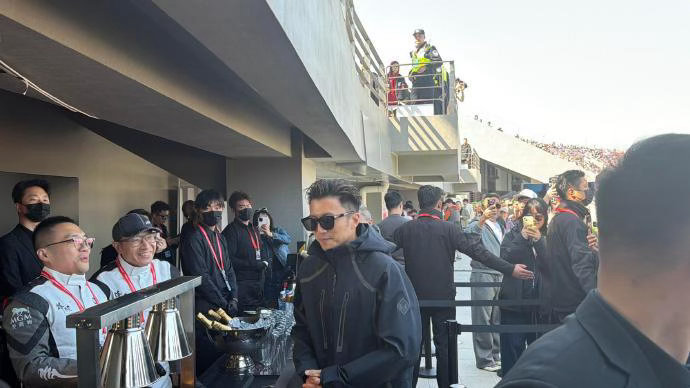 谢霆锋是上海F1001号车手 看到谢霆锋在F1赛场才想起来，他还是上海国际赛场0