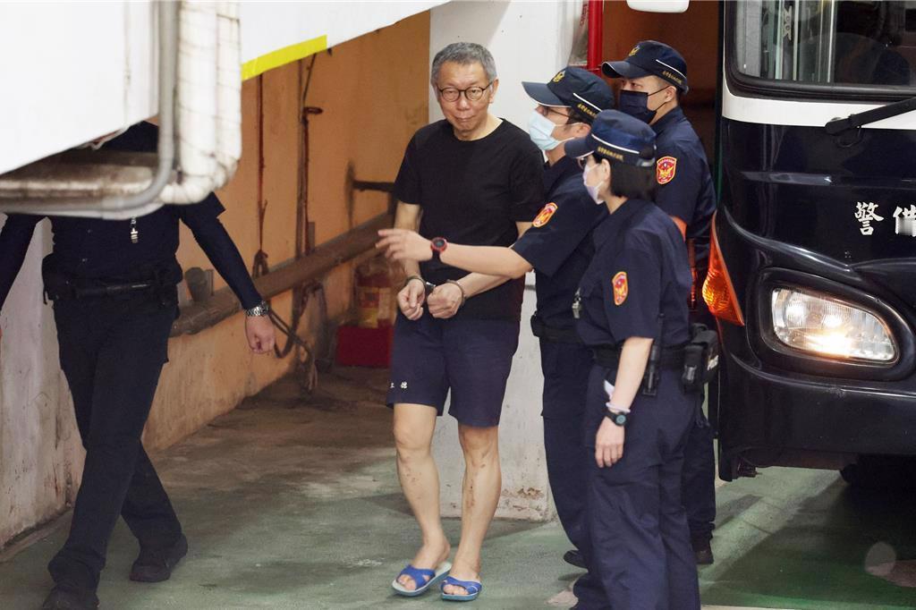 柯文哲被判28年半 怒骂检察官

台北地院7日审理京华城容积率等案，休庭时间，前