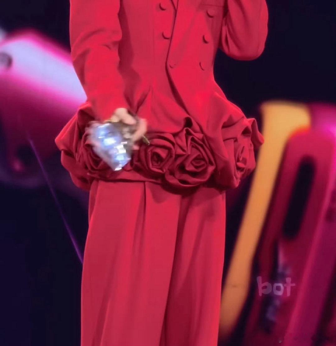 汪苏泷不知道衣服上有只蜻蜓演唱会现场超奇妙一幕，蜻蜓悄悄停靠在汪苏泷红色礼服的玫