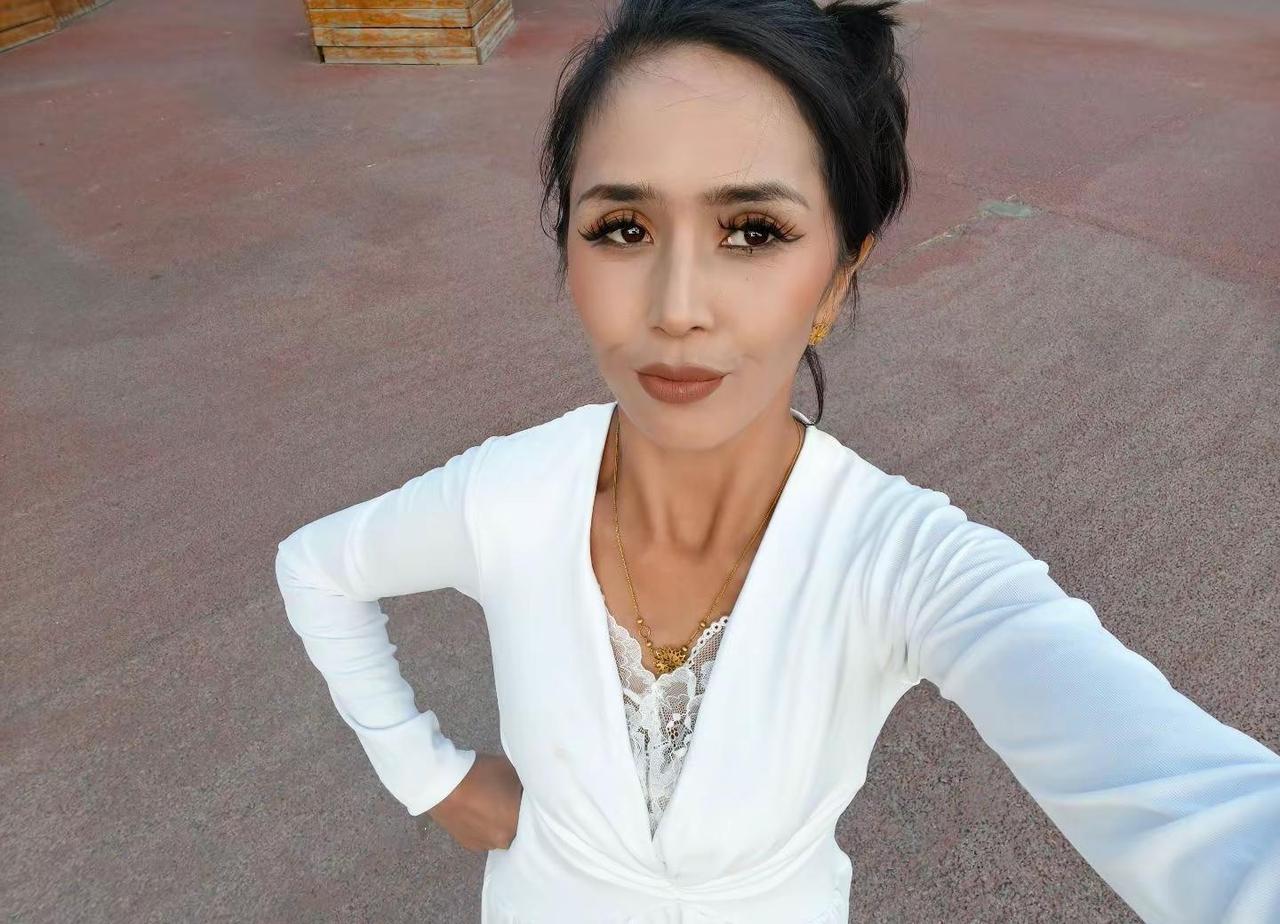 曾经我也是被你拼命追逐的女孩子，是被好好捧着的少女，别人眼里光鲜的大美女。那时候