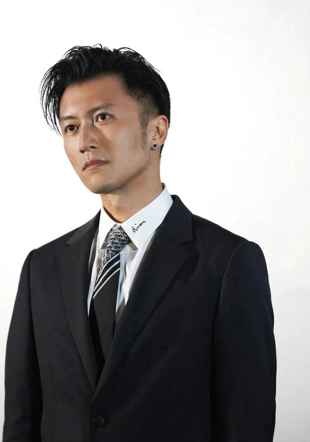 谢霆锋：“香港娱乐圈很多明星不像你们想象的那样，而且都是很多著名的演员，就完全表