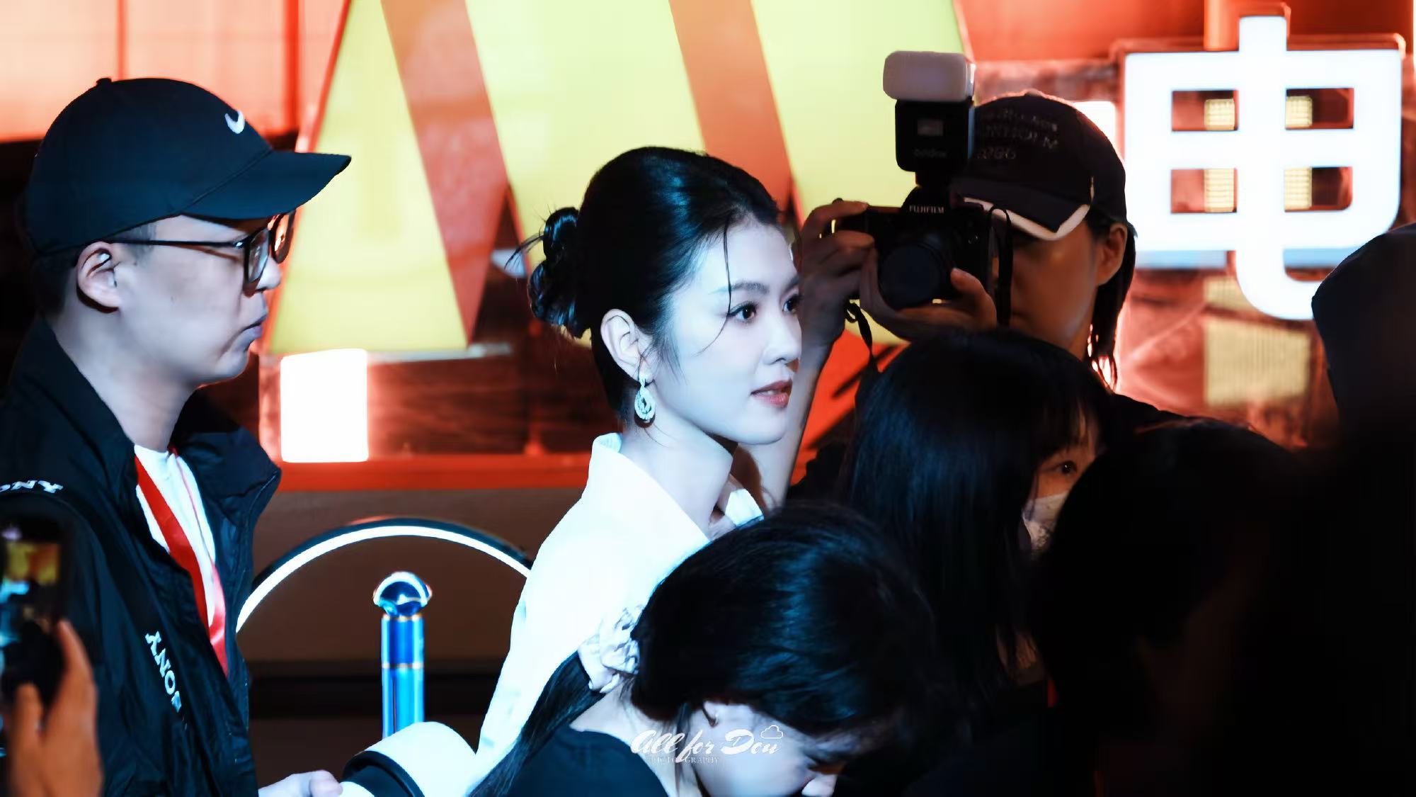 李云霄最受传媒关注女配角 李云霄这个奖拿得漂亮！《镖人》里她每次出场我都得屏住呼