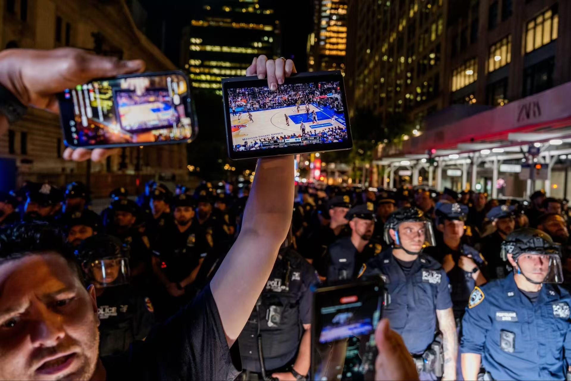 纽约警方通报：NBA球迷骚乱事件共造成21人被捕（2人涉嫌袭警），有5名警员受伤