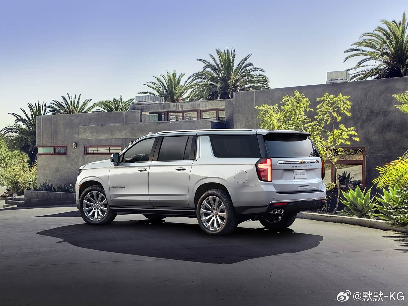 越野车+MPV的代表作品是通用汽车雪佛兰Suburban、三菱DELICA；越野