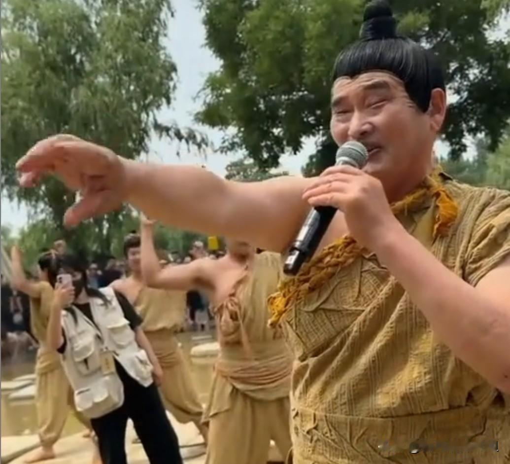 画风突变！大衣哥朱之文穿玫红西装蹦演，古装拍戏反差出圈。
朱之文现身山东招远淘金