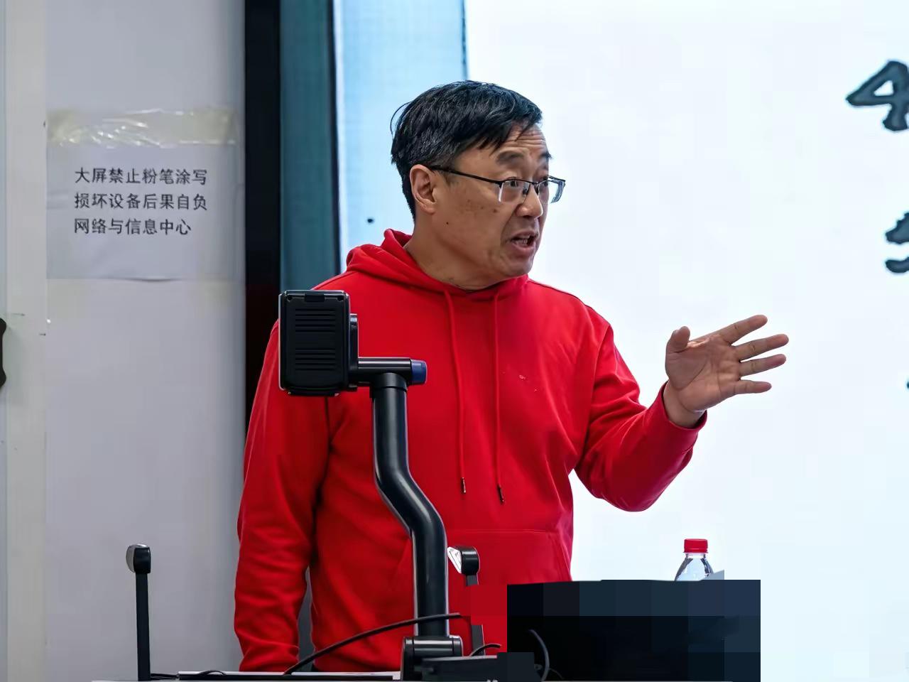 果然不出所料，在汤家凤呼吁取消英语核心地位后，一些人开始给汤家凤扣帽子了！

​