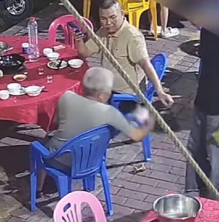 8月3日，广东，几个老人在一餐馆就餐时，其中一名老人结账时将钱扔在了地上，服务员
