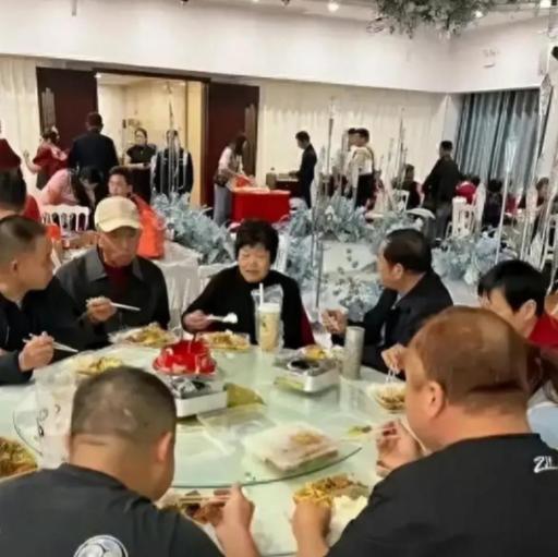 2023年，在湖北武汉闹出“天大的笑话”，一男子在酒店办婚礼，他们竟然用盒饭招待