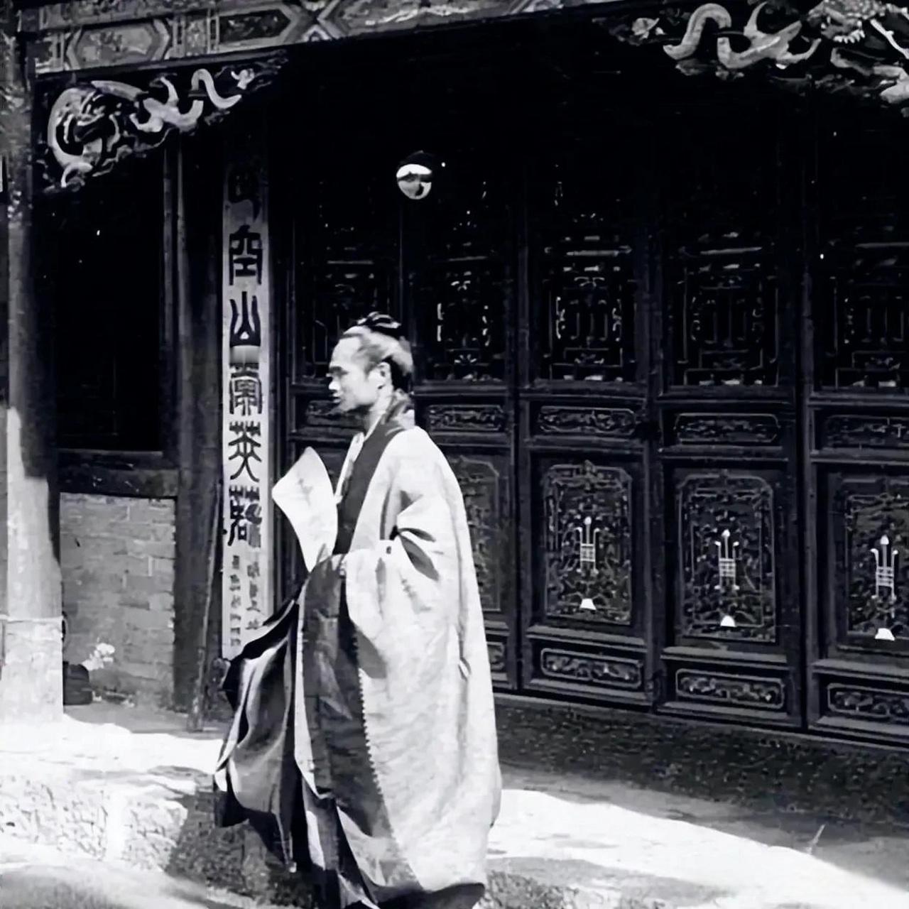 1938年，道士毕云路过日军哨卡，因没有向日军鞠躬，当场被打了个半死，他大怒，伤