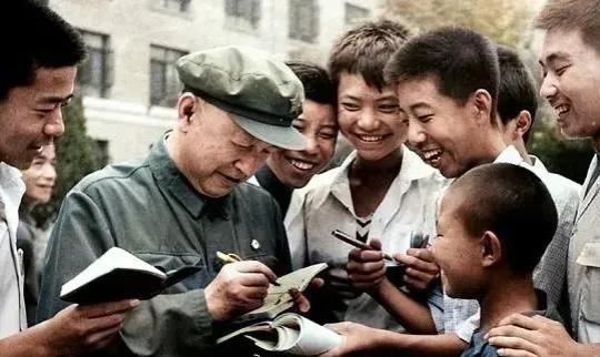 钱学森给中学生签名！这才是我们该追的星！
钱老是我们民族的脊梁,请不要吝啬您双手