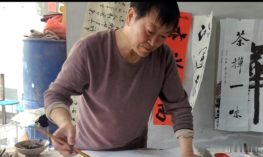 李志云先生是一位从甘谷六峰镇中洲村走出的民间艺术家，扎根泥土、笔耕不辍。他以泥塑